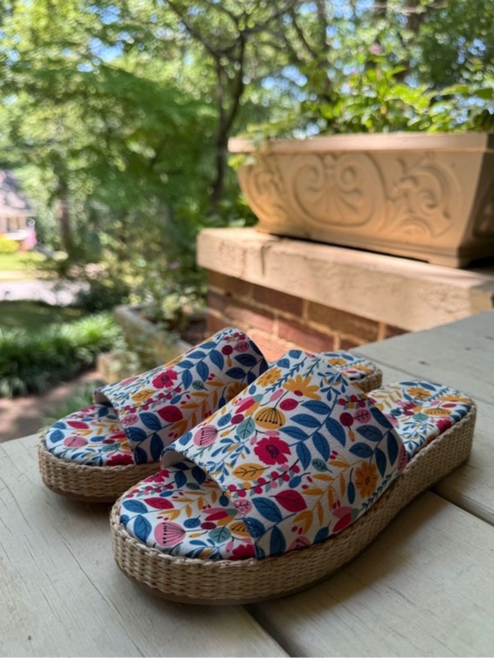 Lisa Vicky "SMILE 2-V" platform slide,  wildflower print & raffia  sole. Sz 7.